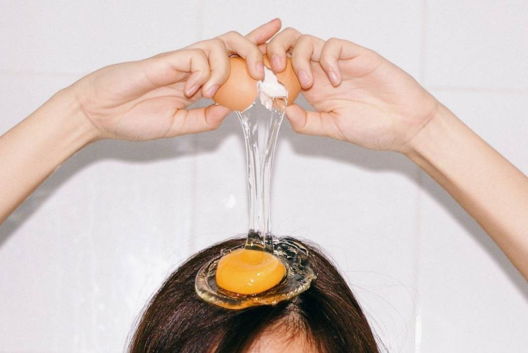 Ağda, ip ve cımbızı unutun! Bir kaşıkla tüyleri yok edin - Resim: 18